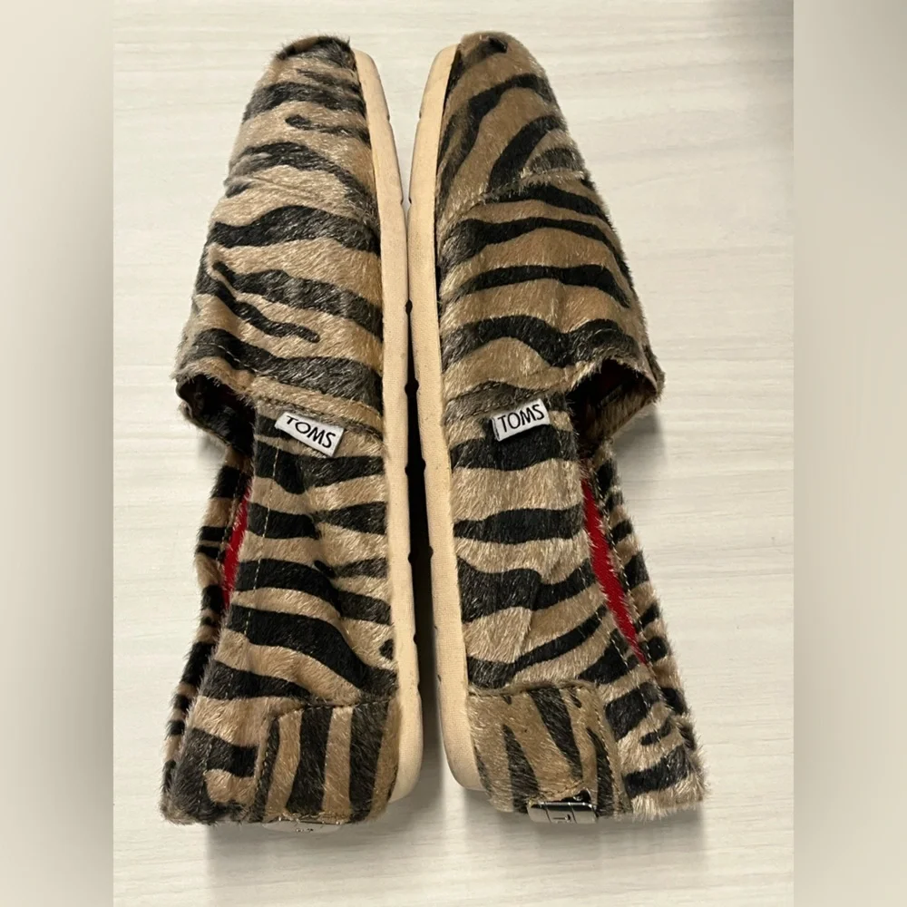 Toms animal print/ tiger/ zebra pattern loafers. Calf hair, arch support. Sz 9